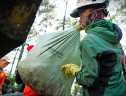 Merawat Alam dari Hulu: EIGER Adventure Land Angkat 6 Ton Sampah di Puncak