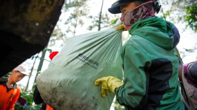 Merawat Alam dari Hulu: EIGER Adventure Land Angkat 6 Ton Sampah di Puncak 14 EIGER