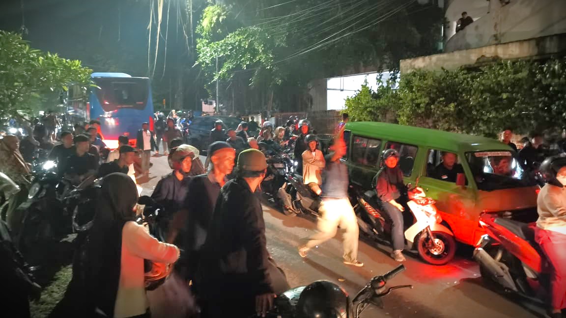Jalan Malabar Bogor Lumpuh Total Akibat Konvoi Persib Juara, Kendaraan Terkunci Sejak Pukul 21.00 WIB 2 1001422339