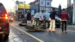 Diduga Hilang Kendali, Pengendara Scoopy Tabrak Xpander di Tikungan Cibogo