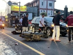 Diduga Hilang Kendali, Pengendara Scoopy Tabrak Xpander di Tikungan Cibogo