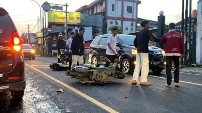 Diduga Hilang Kendali, Pengendara Scoopy Tabrak Xpander di Tikungan Cibogo