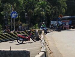 Jalan Batutulis Dibuka Paksa, Warga Nekat Terobos Hingga Geser Palang Proyek