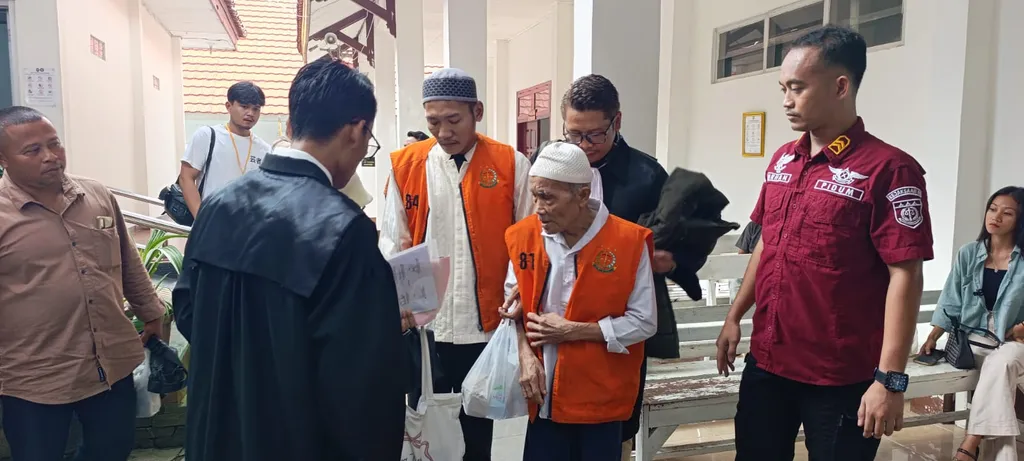 Perkara Dugaan Penggelapan Getah Karet Selesai, Kakek Mujiran Akhirnya Bebas 1 f237d4e85772e4511134a9a0424f9799 WhatsApp Image 2026 05 26 at 07.08.10