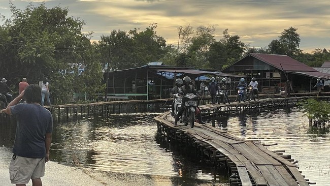 13 Jembatan Gantung di Sintang Putus Akibat Banjir 1 jembatan darurat sementara di banjir sintang 169