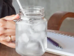 Bahaya Minum Air Dingin saat Cuaca Panas