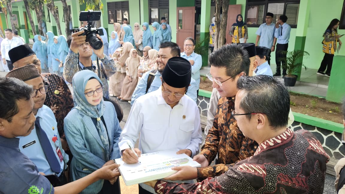 Tinjau Proyek Revitalisasi di Bogor, Menko PMK dan Menag Tegaskan Komitmen Presiden Prabowo bagi Madrasah 1 WhatsApp Image 2026 06 10 at 14.46.56