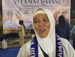 Gantikan Posisi Almarhum Ayah, Air Mata Jemaah Haji Asal Bogor ini Tumpah di Depan Ka’bah