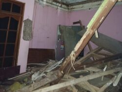 Diterjang Cuaca Ekstrem, Atap Lantai Dua Rumah Warga di Baranangsiang Bogor Ambruk