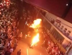 Atraksi Sembur Api di Pawai Obor Purwakarta Berakhir Tragis, Ketua RT Alami Luka Bakar