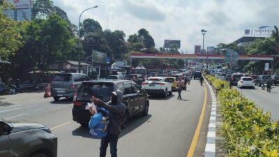 Arus Wisata ke Puncak Masih Tinggi, Polisi Berlakukan One Way 9 WhatsApp Image 2026 06 21 at 22.31.14