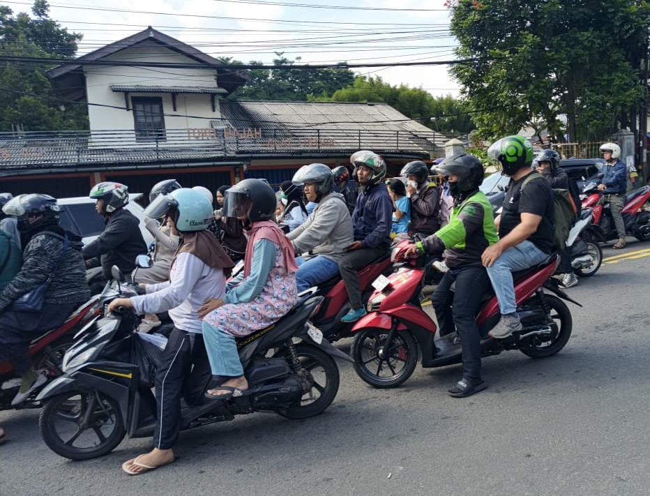 Arus Balik dari Puncak Membludak, Satlantas Bogor Prioritaskan Kendaraan Turun 1 WhatsApp Image 2026 06 22 at 14.15.07