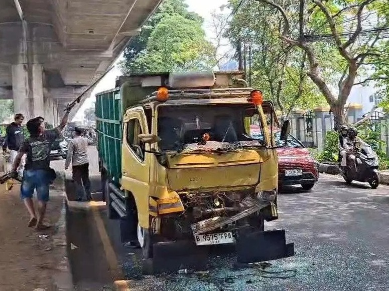 Truk Diduga Gagal Jaga Jarak Aman, Enam Kendaraan Terlibat Tabrakan Beruntun di Bogor 1 WhatsApp Image 2026 06 24 at 22.44.46