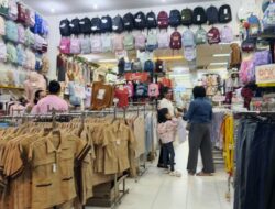 Jelang Tahun Ajaran Baru, Penjualan Seragam Sekolah Meningkat