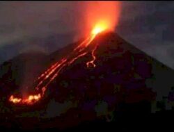 Gunung Lewotobi Laki-laki di NTT Meletus