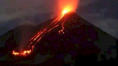 Gunung Lewotobi Laki-laki di NTT Meletus