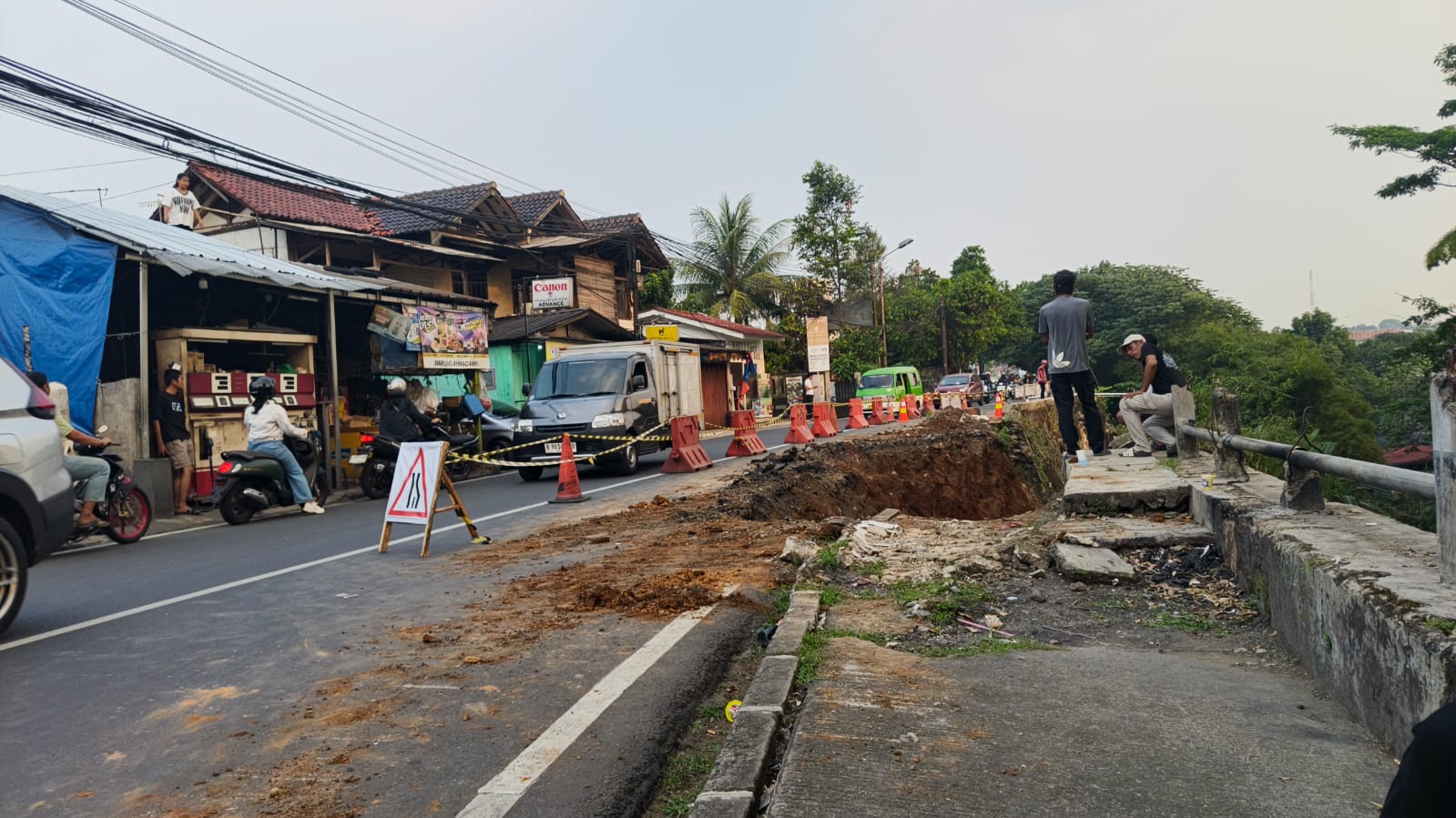 Perbaikan Jalan Longsor Kebon Pedes Dimulai, Lalu Lintas Diberlakukan Buka Tutup 1 WhatsApp Image 2026 07 03 at 18.17.37