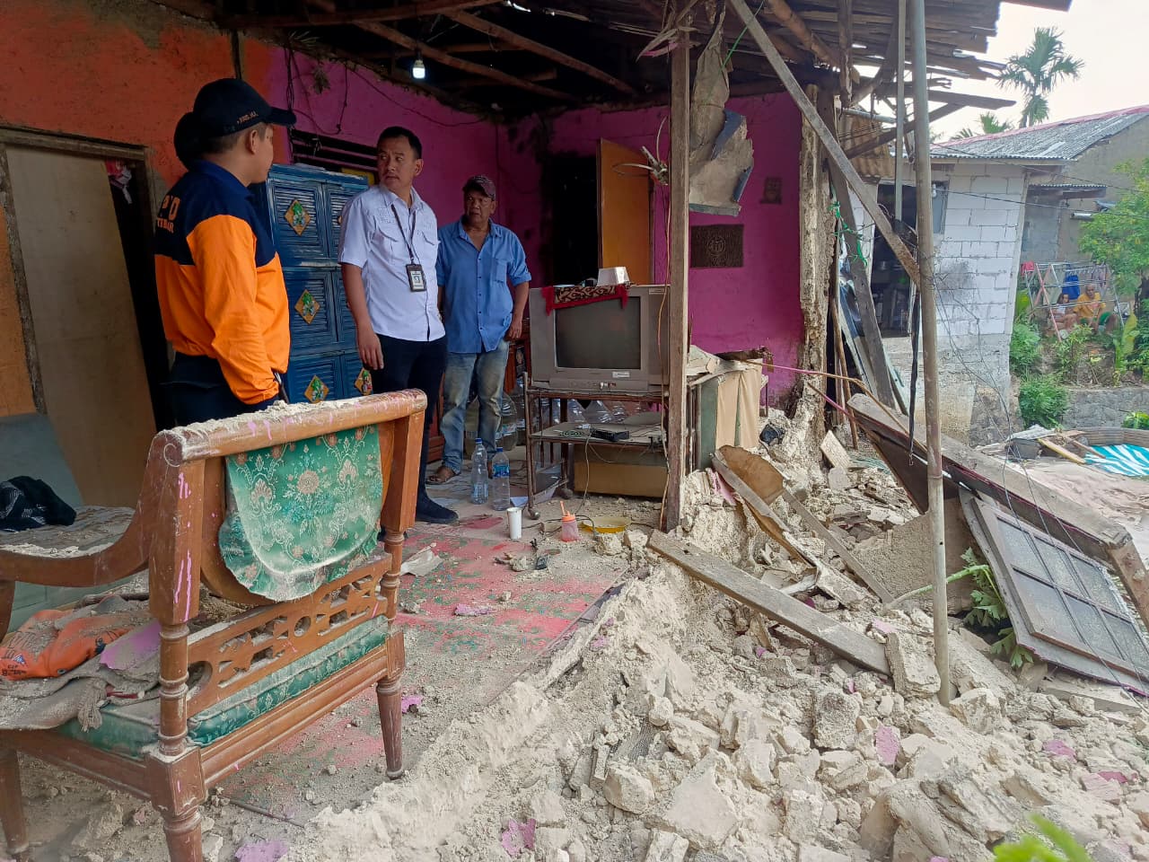 Tembok Rumah Warga di Pasirjaya Bogor Barat Ambruk, Diduga Akibat Bangunan Lapuk 1 WhatsApp Image 2026 07 08 at 19.33.17 1