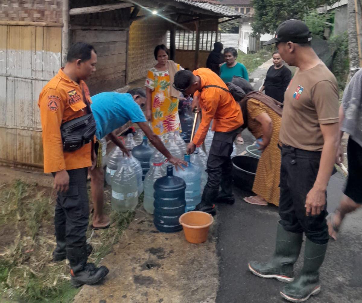 Kota Bogor Krisis Air, BPBD Salurkan 8.000 Liter Air untuk Warga 1 WhatsApp Image 2026 07 13 at 21.15.29