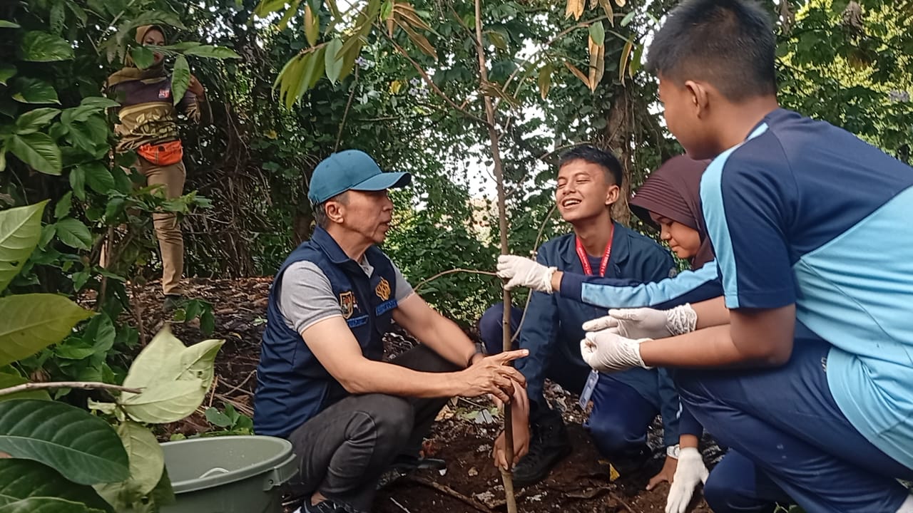 Kawasan Paledang Bakal Ditata Lebih Cantik, Dedie Rachim Ajak Pelajar Tanam Pohon 1 WhatsApp Image 2026 07 21 at 15.48.52
