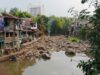 Ciliwung Menyusut Akibat Kemarau, Dasar Sungai Terlihat Jadi Arena Bermain