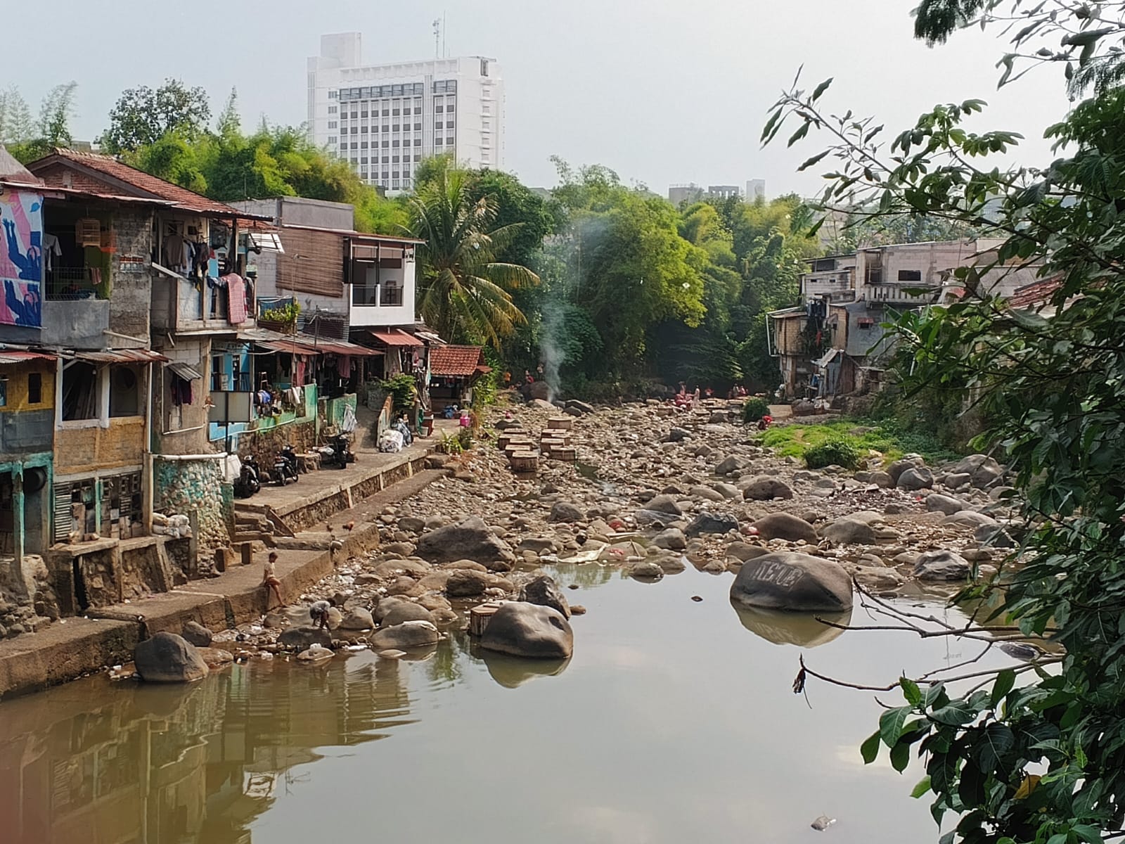 Ciliwung Menyusut Akibat Kemarau, Dasar Sungai Terlihat Jadi Arena Bermain 1 WhatsApp Image 2026 07 21 at 15.57.53