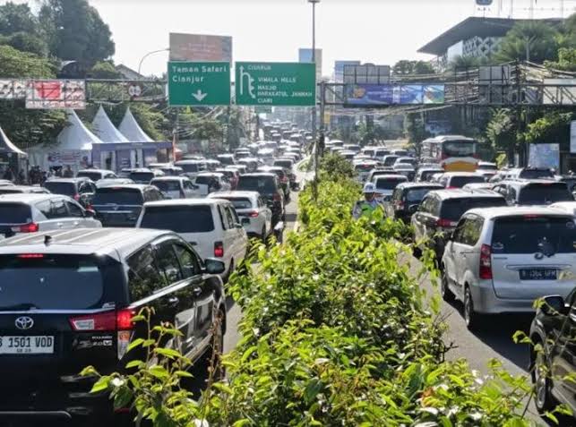 32 Ribu Kendaraan Padati Jalur Puncak saat Libur Sekolah, Polisi Berlakukan Sistem One Way 1 images 16