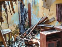 Atap Rumah di Bojongkerta Ambruk Diterjang Hujan Deras