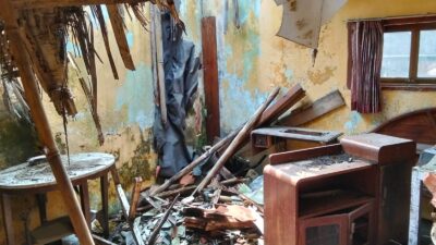 Atap Rumah di Bojongkerta Ambruk Diterjang Hujan Deras