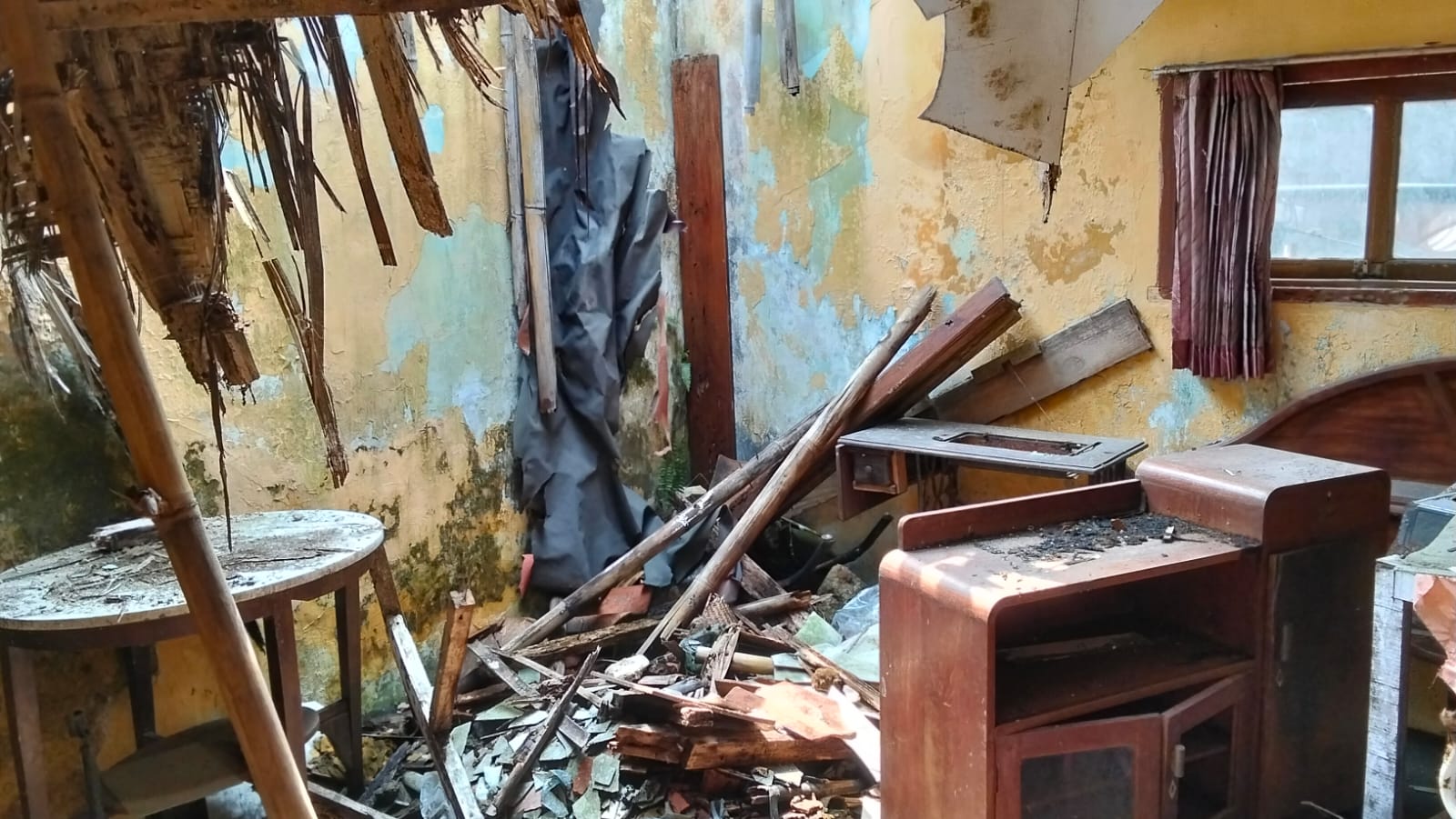 Atap Rumah di Bojongkerta Ambruk Diterjang Hujan Deras