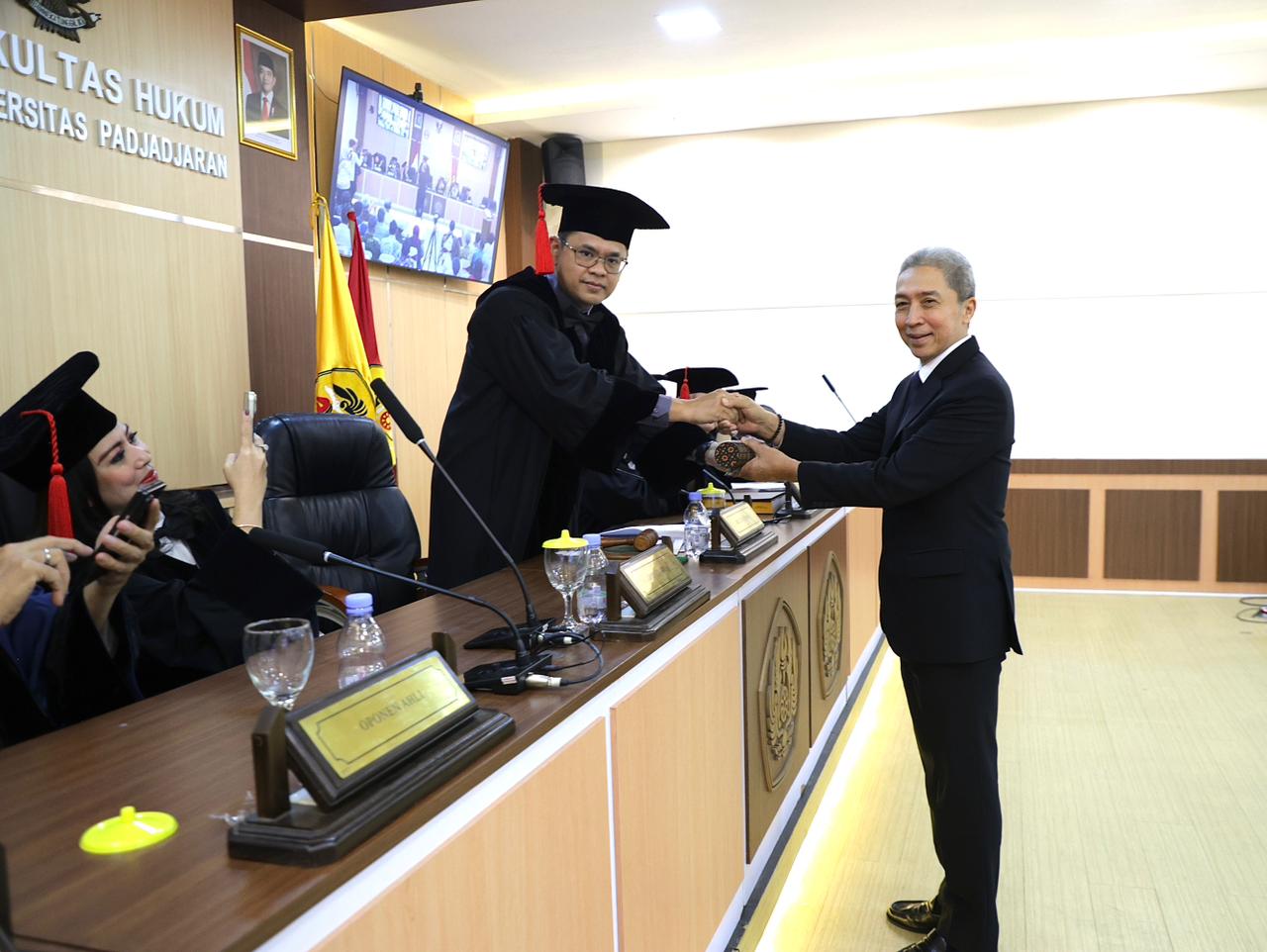 Dedie Rachim Raih Gelar Doktor Ilmu Hukum, Dorong Sentralisasi Data Nasional Perkuat Kebijakan 1 Dedie Rachim Raih Gelar Doktor Ilmu Hukum, Dorong Sentralisasi Data Nasional Perkuat Kebijakan