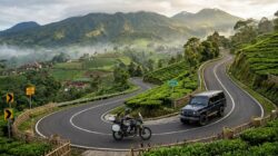 Mau Liburan ke Pegunungan? Ini Pilihan Motor dan Mobil yang Cocok 4 Motor touring dan mobil yang melintasi jalan berkelok menuju kawasan pegunungan.
