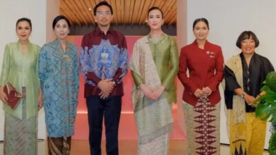 Menteri Pariwisata Widiyanti Putri Wardhana saat pembukaan pameran Waves of Weave yang menampilkan wastra dari 10 negara Asia Tenggara di Museum Nasional, Jakarta.