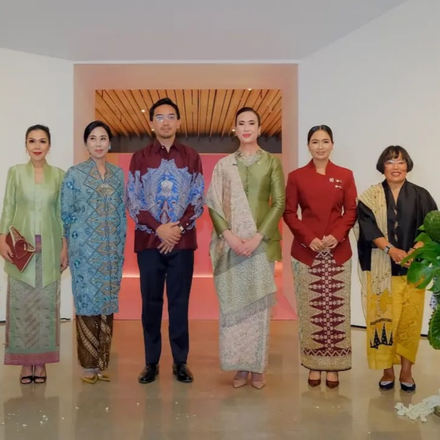 Menteri Pariwisata Widiyanti Putri Wardhana saat pembukaan pameran Waves of Weave yang menampilkan wastra dari 10 negara Asia Tenggara di Museum Nasional, Jakarta.