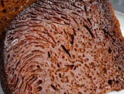 Mirip Bolu Sarang Semut, Kue Moldova Ini Punya Rahasia Warna Gelap
