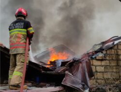 Korsleting Listrik, Kebakaran Lahap 2 Rumah di Menteng Bogor
