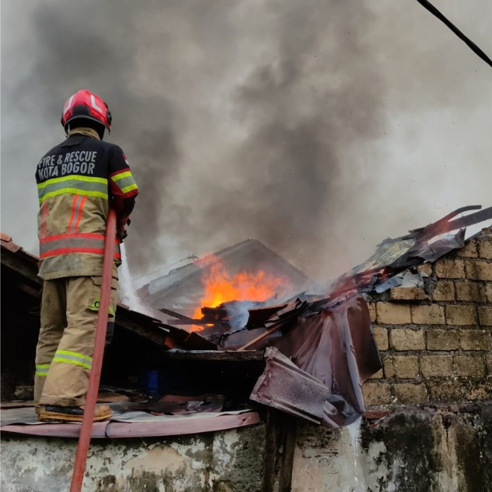 Kebakaran menghanguskan dua rumah di Menteng Bogor akibat dugaan korsleting listrik.