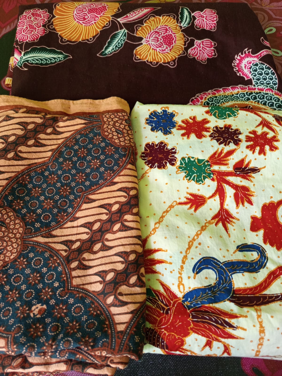 Kain batik Indonesia dengan beragam motif