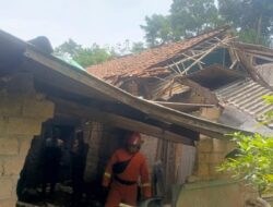 Atap Rumah Ambruk di Bogor, 2 Keluarga Terdampak