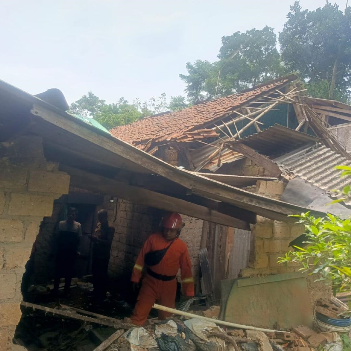 Petugas BPBD menangani atap rumah ambruk di Kertamaya Bogor
