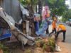 Pohon Lapuk Tumbang Timpa Warung Warga di Pandu Raya Bogor