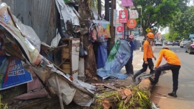 Pohon Lapuk Tumbang Timpa Warung Warga di Pandu Raya Bogor