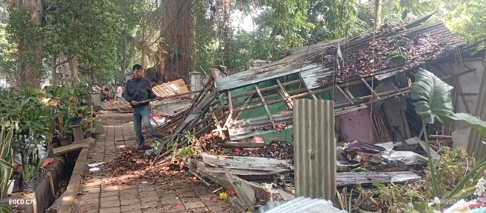 Penertiban lapak PKL di trotoar Jalan Dr. Semeru, Bogor Barat, untuk persiapan pembangunan jalur pedestrian.