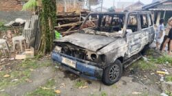 Mobil Toyota Kijang bernomor polisi F 1159 PM terbakar saat membawa delapan jeriken bensin di Jalan Raya Cibeureum, Bogor Selatan.