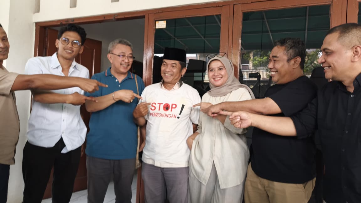 Diskusi masyarakat sipil dan pengamat politik di Kantor Vinus, Cibinong, Kabupaten Bogor, membahas desakan hak angket DPR terkait polemik persyaratan pendidikan Gibran.