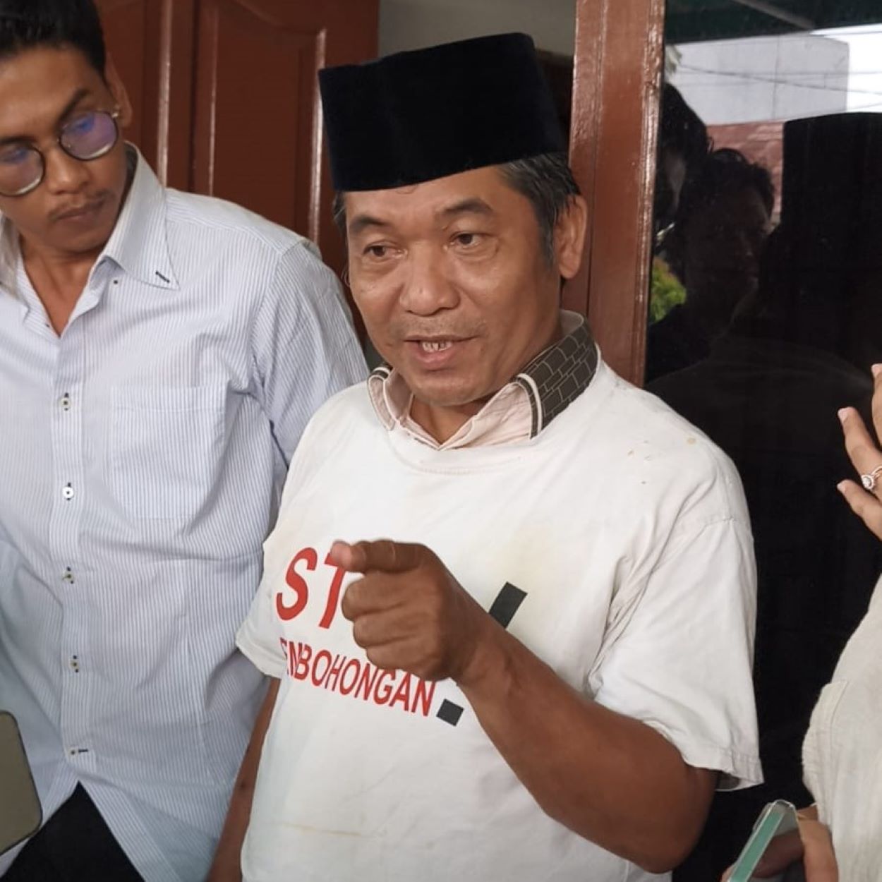 Pengamat politik Yusfitriadi dalam diskusi publik mengenai putusan MK dan polemik persyaratan pendidikan Gibran di Cibinong, Kabupaten Bogor.