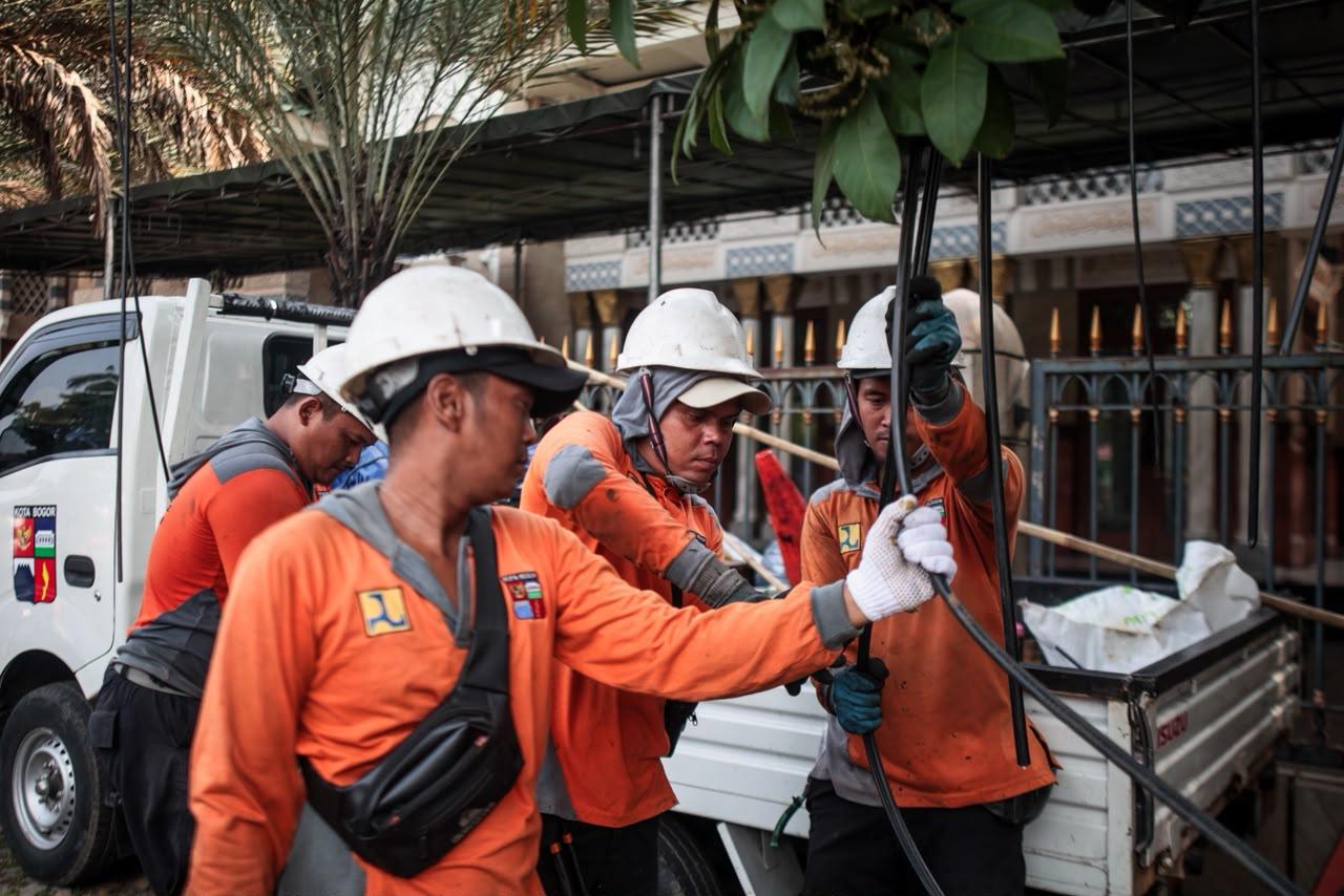Petugas melakukan penertiban kabel fiber optic yang melayang di Jalan RE Martadinata, Kecamatan Bogor Tengah, Kota Bogor, Rabu, 14 Oktober 2026.