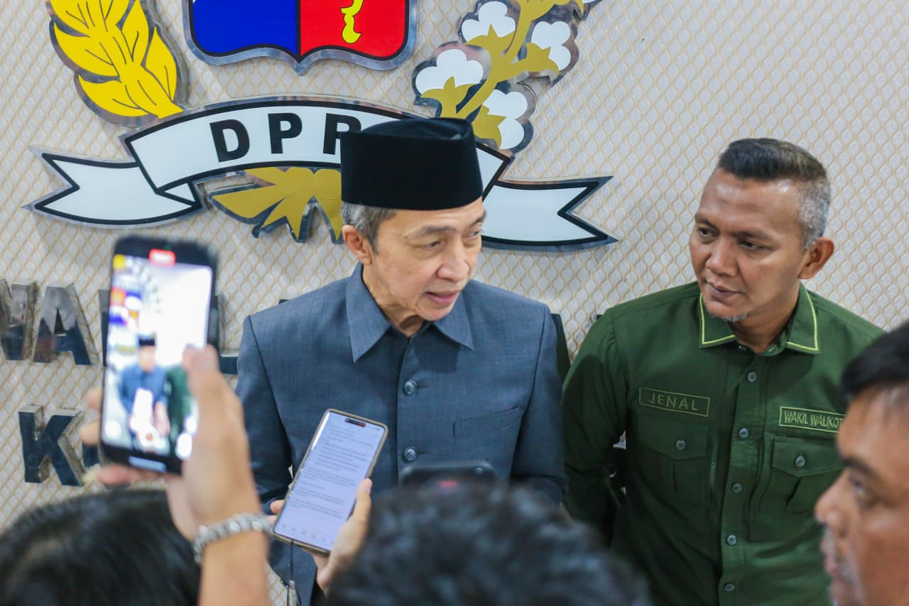 Pemkot Bogor Siapkan Kota Cerdas, Parkir Bakal Wajib Nontunai 1 Wali Kota Bogor Dedie A. Rachim menyampaikan dukungan terhadap Raperda Kota Cerdas dan pembenahan sistem perparkiran dalam Rapat Paripurna DPRD Kota Bogor.
