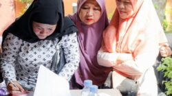 Warga mengikuti pemeriksaan kesehatan dan kanker gratis dalam kegiatan Bulan Peduli Kanker Sedunia di Kantor Kelurahan Mulyaharja, Kota Bogor.
