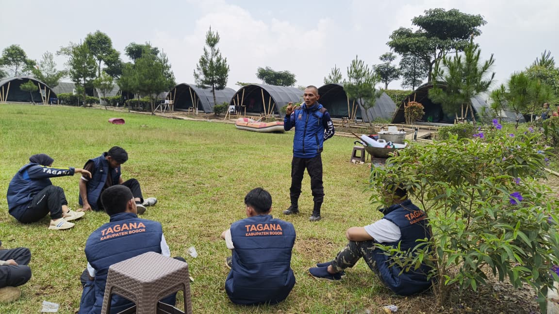 Anggota Tagana Kabupaten Bogor mengikuti pelatihan kompetensi pengelolaan dapur umum darurat, pembangunan shelter, dan penyelamatan di air di kawasan Telaga Saat, Cisarua.